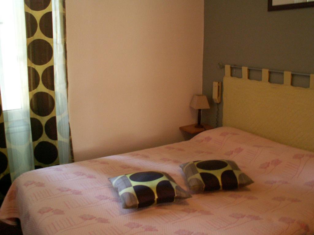 Le Relais Du Pont De Rhodes Hotel Frayssinet Room photo